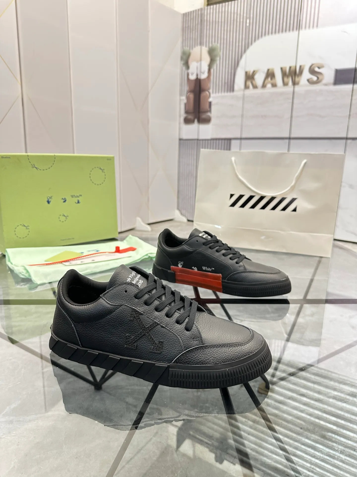 Selling men's shoes 💰: 💰P440¥ Product trademark: OFF WHITE *"OFF WHITE*" low-top casual shoes Regular size: 35-45 (can be customized to 46) Couple style Product material: imported cowhide upper, breathable lining, original outsole. No.: H203